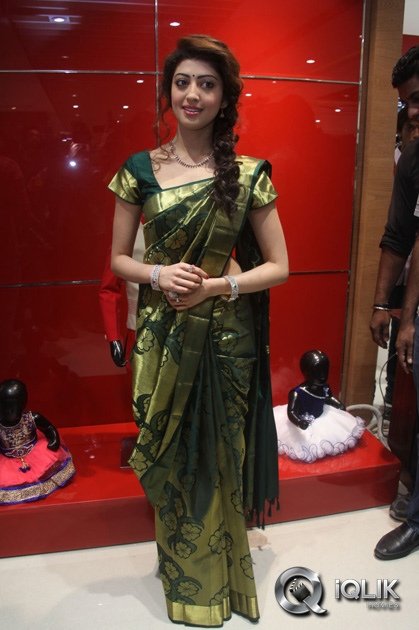 Pranitha-Launches-RS-Brothers-Showroom